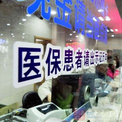 老人住院10个月花60万 明细单显示一天换药50次