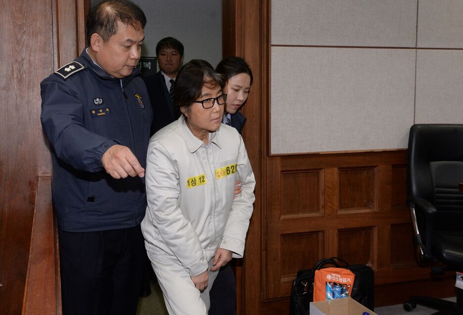 韩检方提请法院判处崔顺实有期徒刑25年