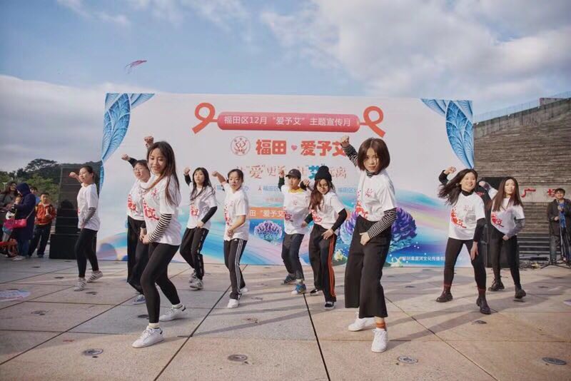 街头快闪秀！福田“爱予艾”防艾主题宣传走进市民人群