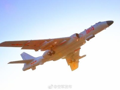 威武！中国空军首次飞越对马海峡，赴日本海远洋训练
