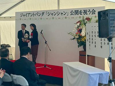 6月出生在东京上野动物园的大熊猫“香香”要见客啦！