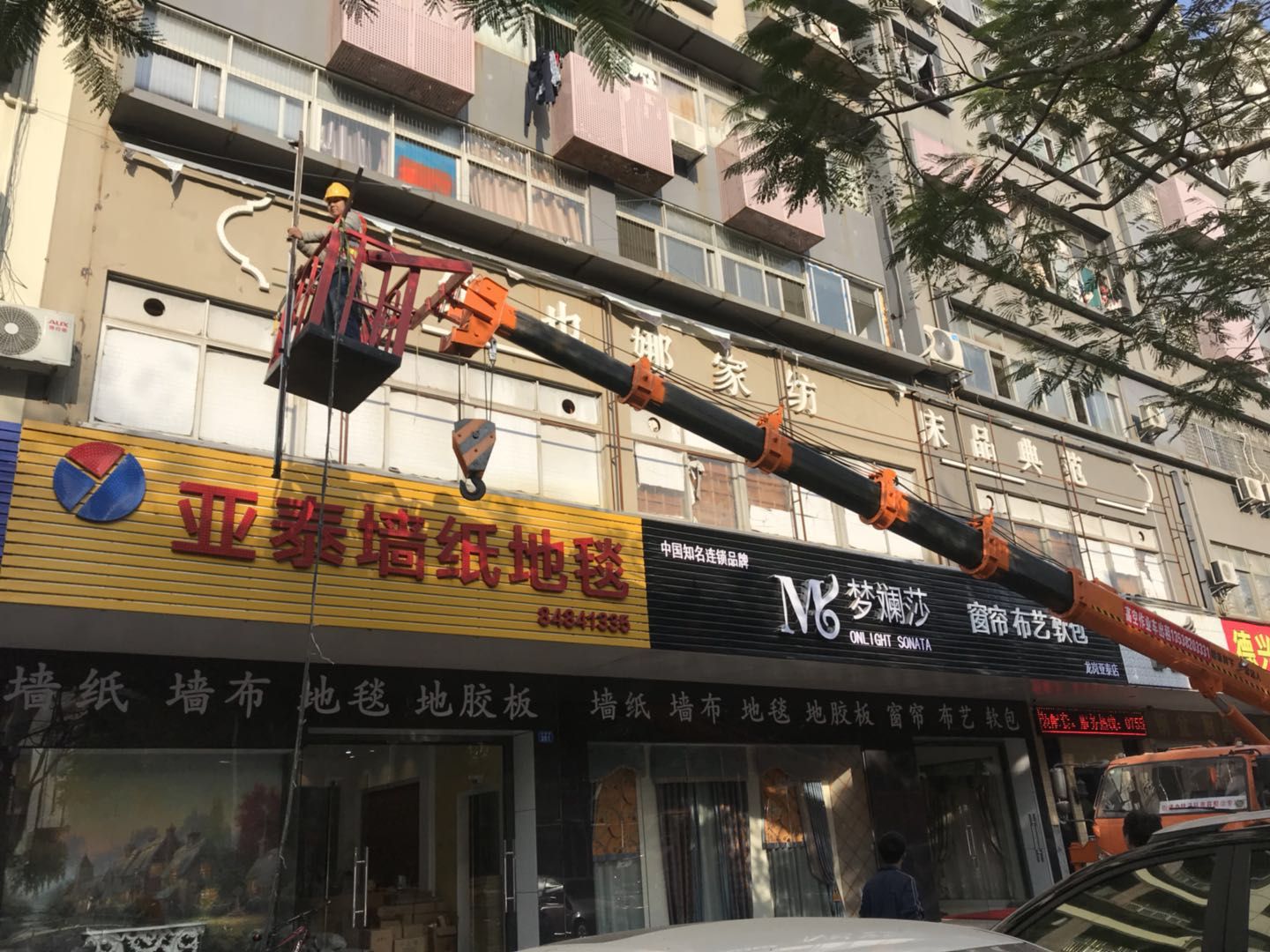 推行人性化执法！龙岗街道开展户外广告专项治理行动
