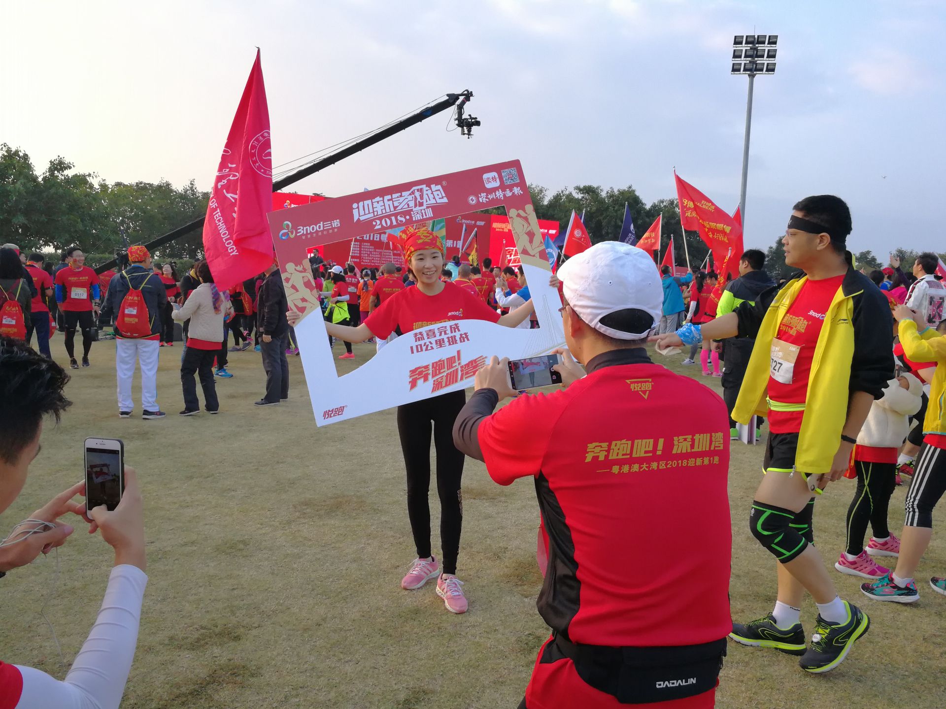 4000市民奔跑喜迎新年 迎新第1跑深圳湾热力开跑 