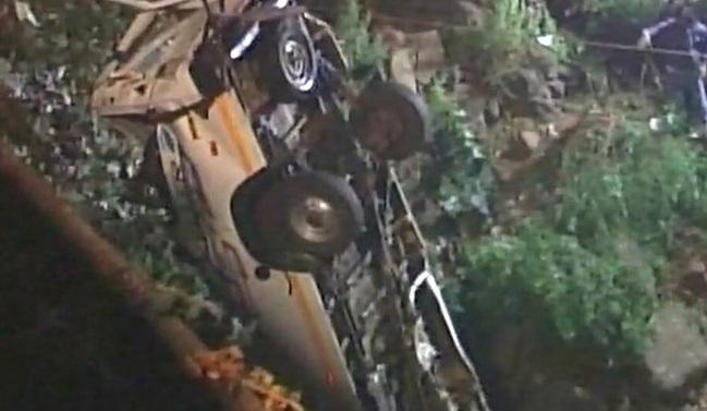 印度公交车和货车相撞致14人死亡