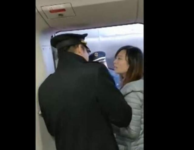 特评｜ “挡住高铁门”之后，谁该闭门思过？