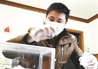 男子因看病贵自制抗癌药救母:每次给她喂药都心惊胆战