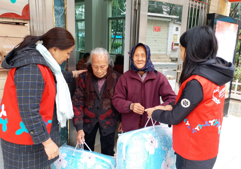 寒潮来袭，草围社区走访老人送温暖