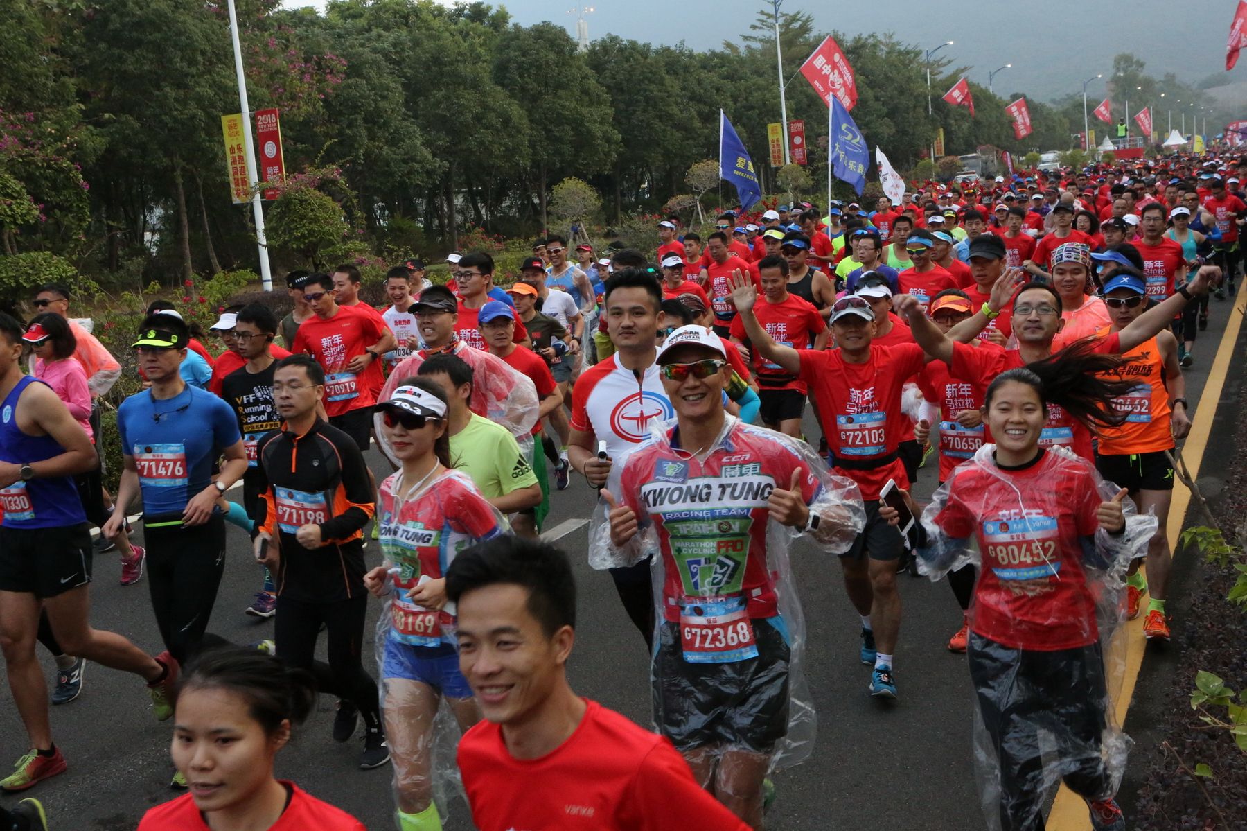 迎着2018年第一缕阳光奔跑 深圳大鹏新年马拉松落幕