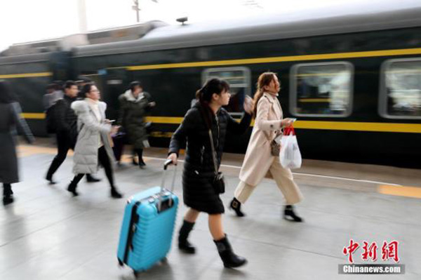 假期过半返程客流升温，铁路部门加开旅客列车保出行