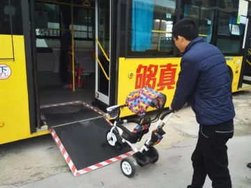 谷哥特搜│深圳公交的一块小踏板，为何赢得外地游客盛赞