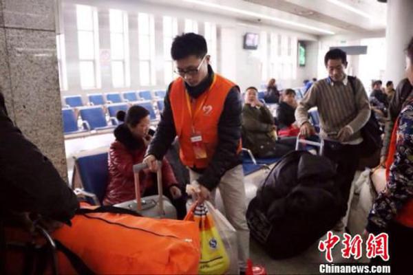 深圳义工温暖市民返乡路