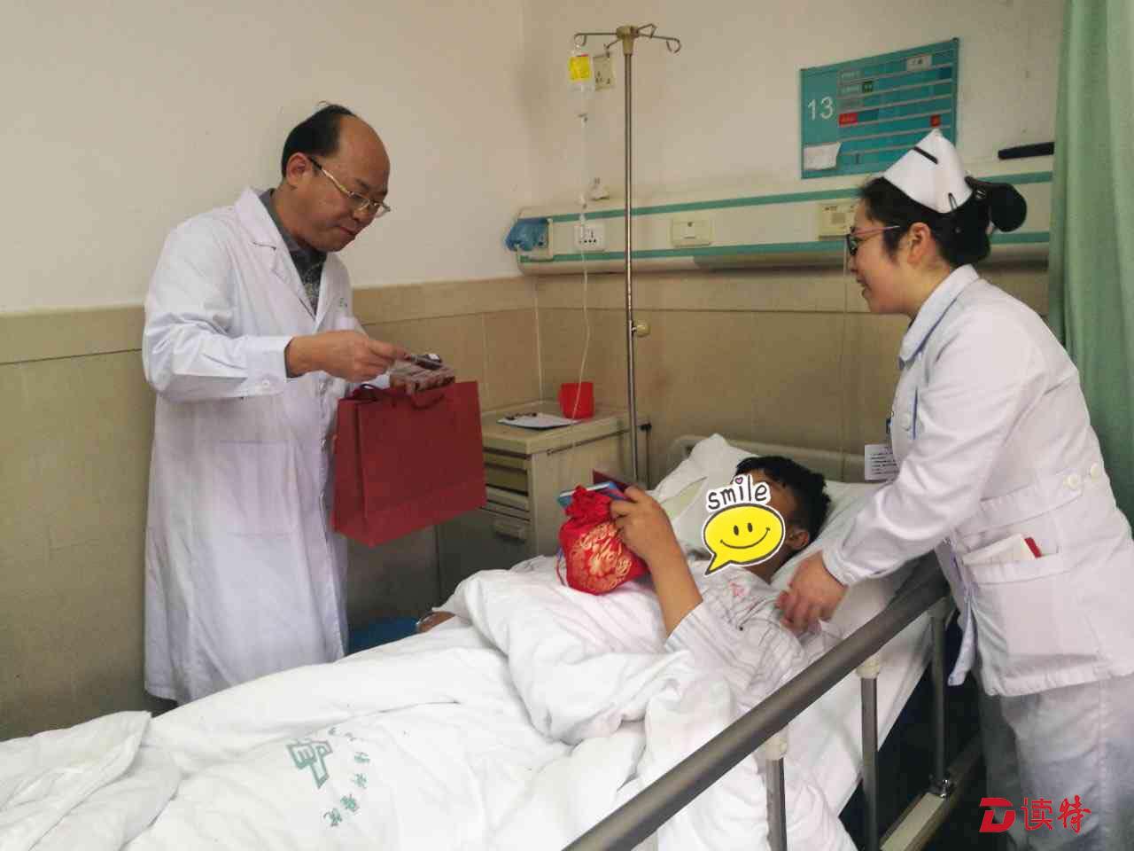 暖！大年初一，平乐骨伤科为病人送“福包”