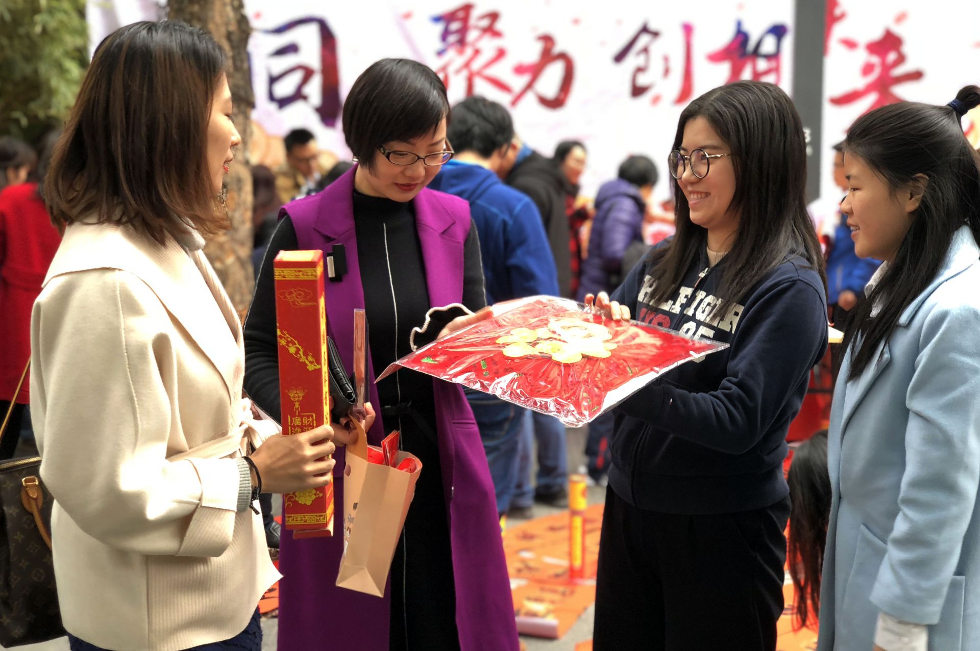 一起来包红利是！创意文化园举办“送春联 贺新春”活动