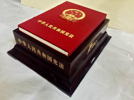 宪法宣誓制度将完善！70字誓词拟作修改