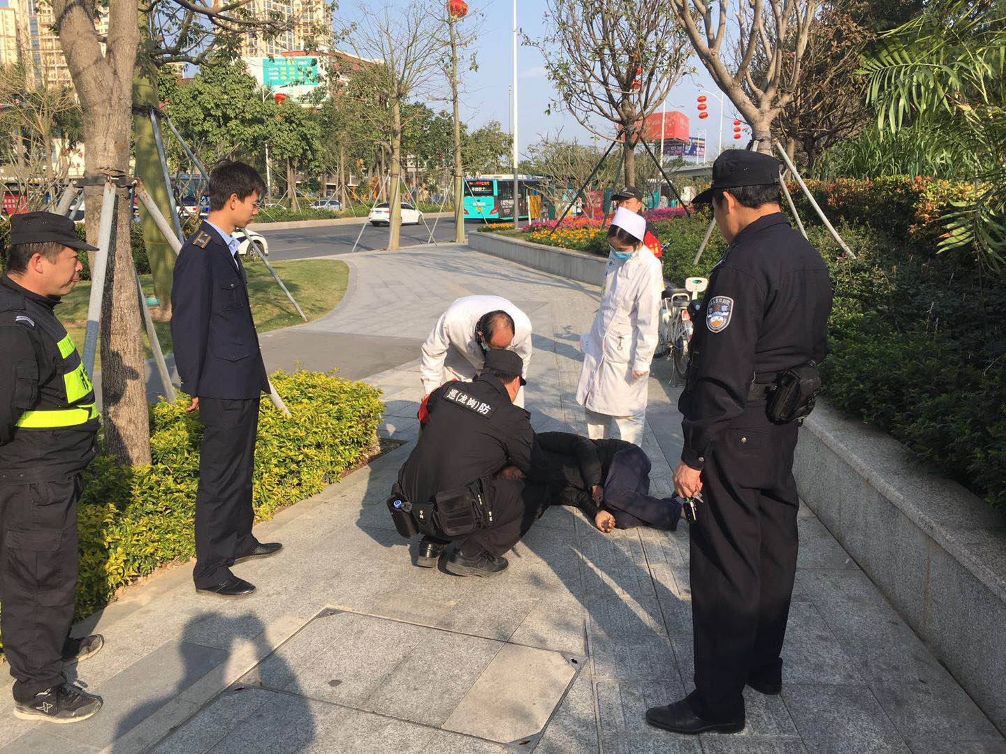 流浪汉饿晕倒地，巡查员及时施救