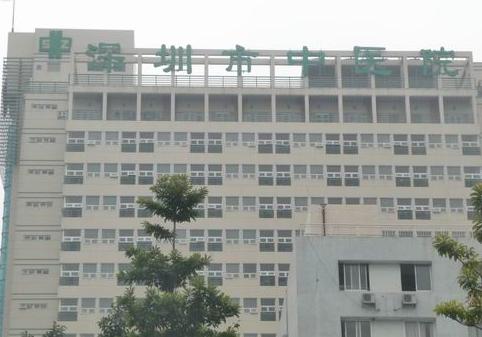深圳一女子搭梯子擦窗 不慎摔下伤颈椎