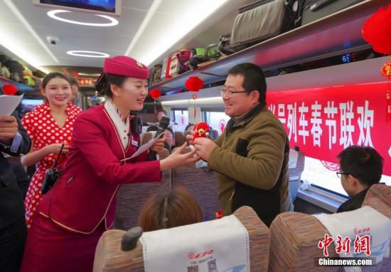 高铁探亲旅游成为节日出行新时尚