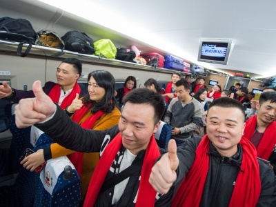 1658名富士康员工从深圳北站乘坐高铁专列返乡