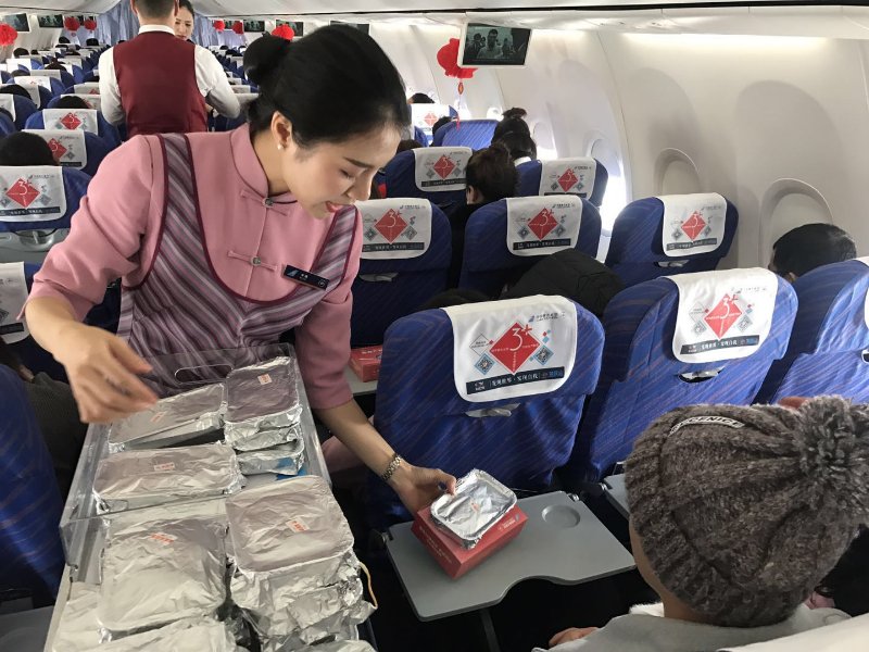 年饭搬进万米高空  潮味美食香满客舱