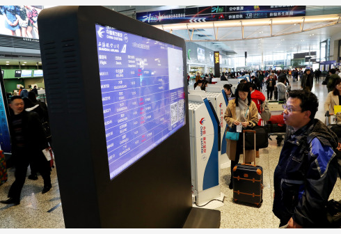 乌鲁木齐国际机场因大雾航班积压 逾6000名旅客滞留