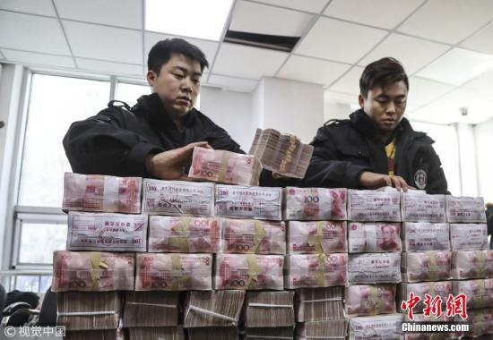中国去年城镇新增就业超额完成目标 基本实现全民医保