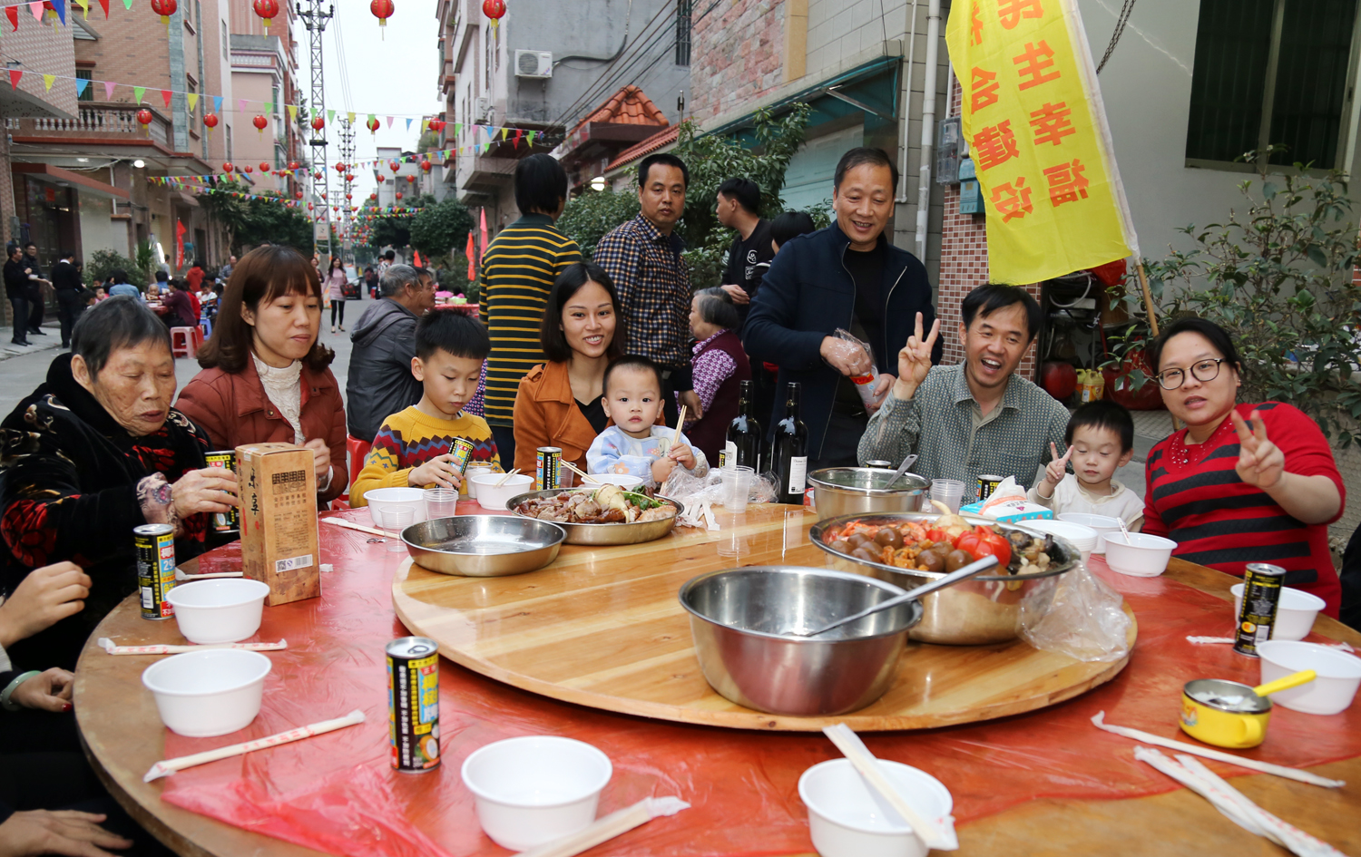 东莞道滘村民自发大聚餐 尽显浓浓邻里情
