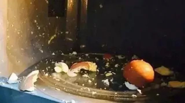 过年家里都吃的丰盛，这些食物千万别再放进微波炉！