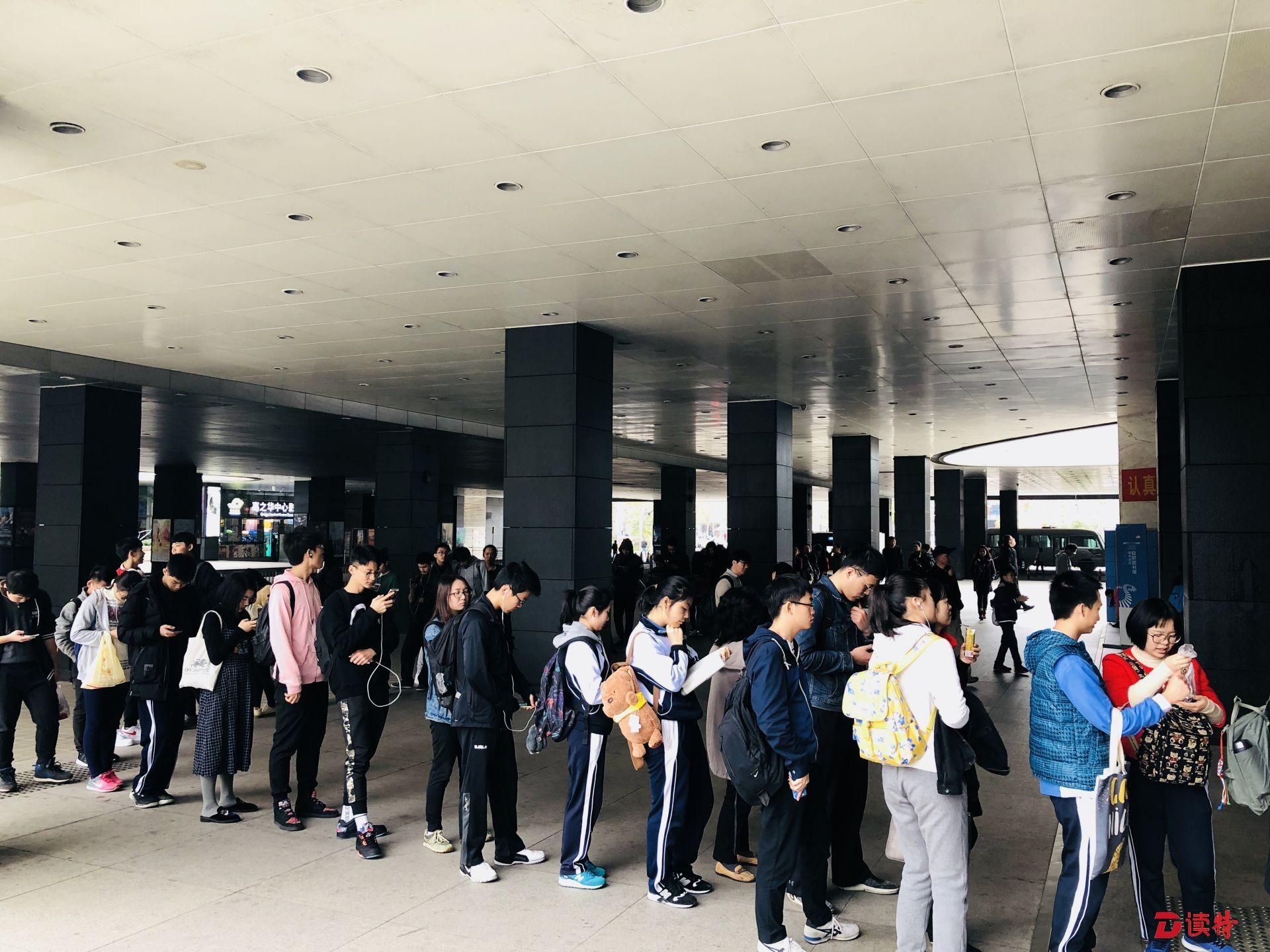 春节期间忙“充电” 深圳图书馆外借图书近9万册次