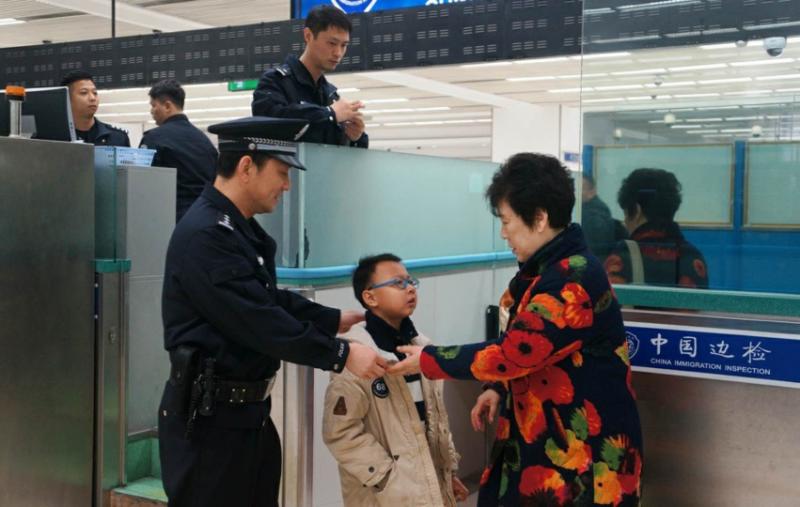 小孩与祖母走散，哭！边检民警助团聚，赞！
