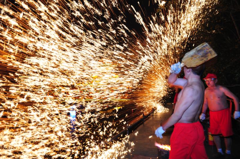 舞狮王、打铁花……锦绣春节大庙会 赏中华非遗盛典