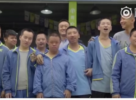 泪流满面！16个孩子撑起这家特殊的洗车行！