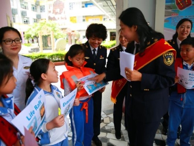 深圳海事局女子开箱队走进校园 过个不寻常的“三八”节