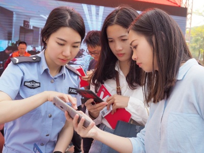 厉害了！宝安警方在深圳最大购物中心开展禁毒宣传