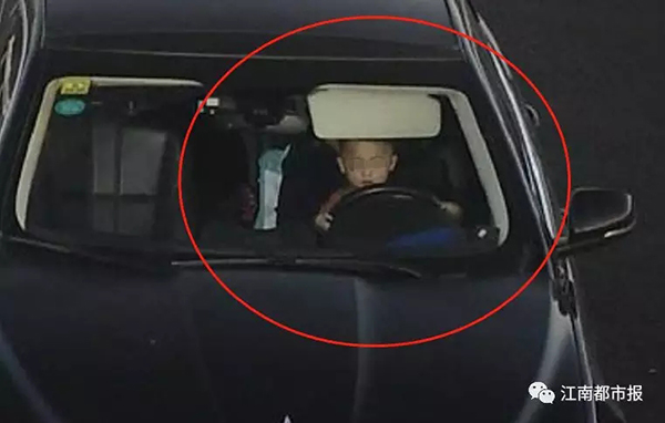 惊险！一3岁男童在高速上开车？看完吓出一身冷汗！
