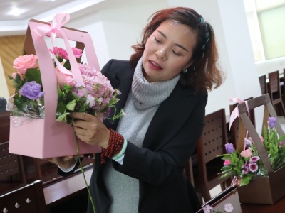 宝安区航城街道开展庆三八妇女节插花活动