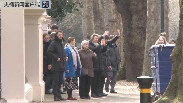 23名俄罗斯外交官被英国驱逐 有人离开使馆时落泪
