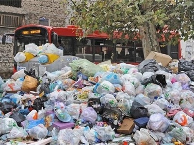 中国“洋垃圾”禁令实施三个月 美国垃圾堆成山