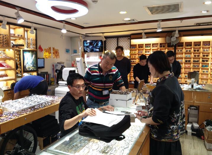 你可能买了副假大牌眼镜！罗湖闪电查获一批冒牌货