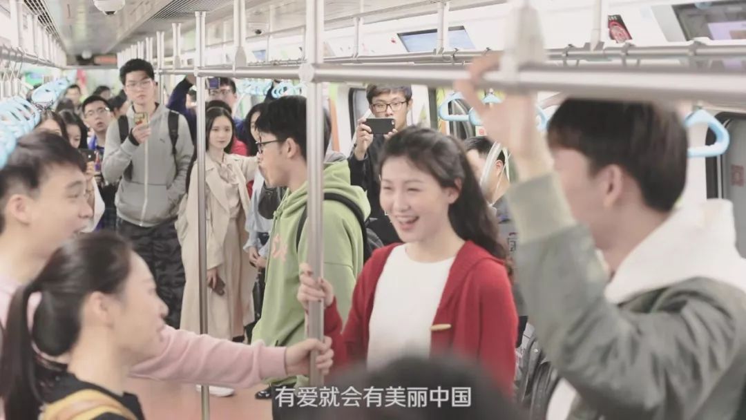 超燃！一群年轻人在地铁上玩了把快闪，看到的人都嗨了