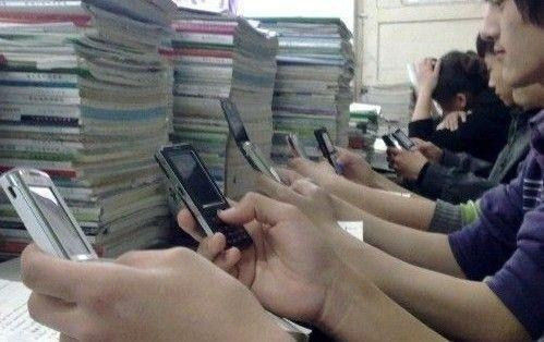 中学一天收缴20多部手机 校长呼吁:给孩子配老人机