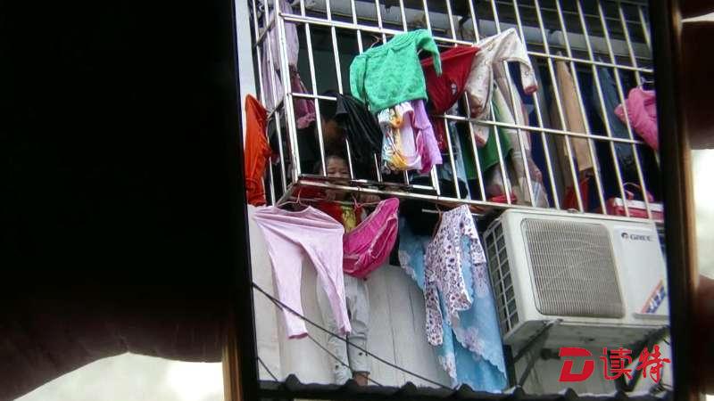 女童悬空卡在防盗网 民警、消防人员破门营救