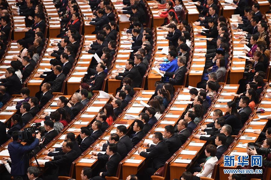 习近平等出席十三届全国人大一次会议第二次全体会议