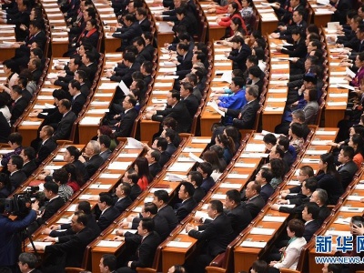 习近平等出席十三届全国人大一次会议第二次全体会议