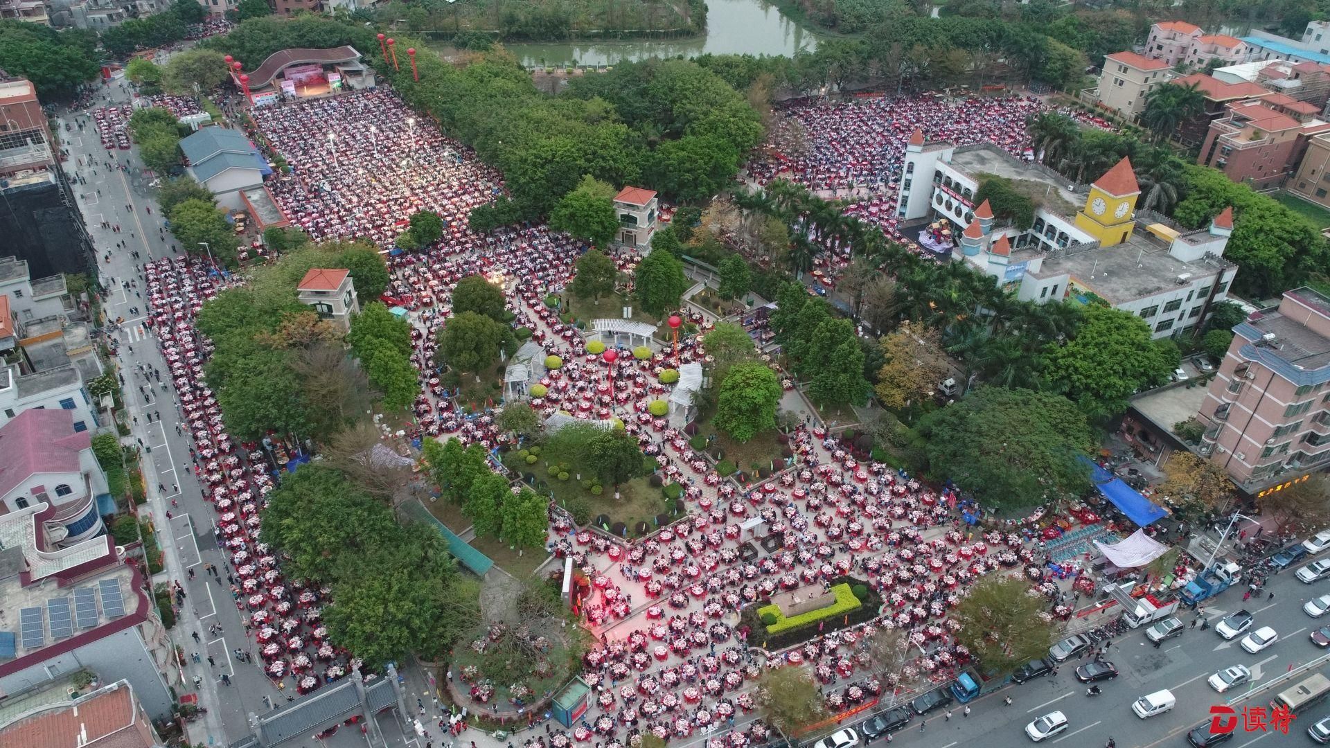 场面壮观！万人共吃大盆菜宴 挑战吉尼斯世界纪录  ​
