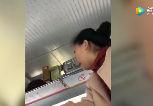 男子高铁吃泡面被女子怒怼 客服：高铁并未禁止吃泡面