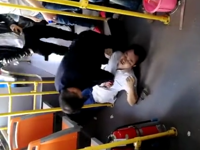 乘客在公交车上突然晕倒,司机这一举动引来乘客一阵狂赞