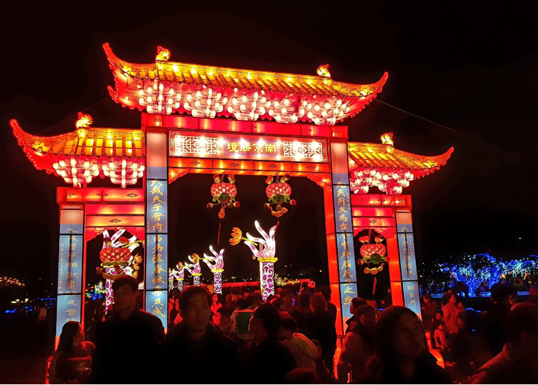 秦淮灯彩亮相台湾祈福灯会