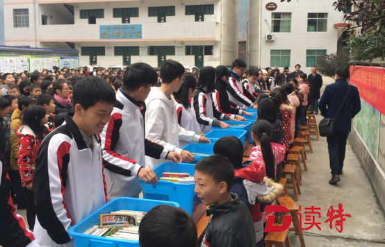 耀华学子千里赴湖南献爱心  共送去4000多本各类图书