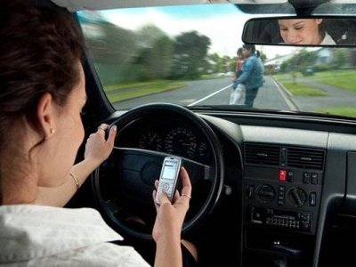 司法大数据：超10%交通事故案件为开车玩手机造成
