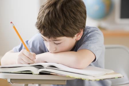 杭州两区对中小学生出新规 做作业超过晚10点可“拒写” 